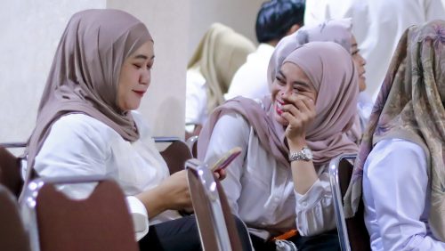 awas kita di candid ...